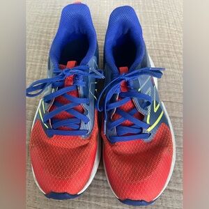 Boys 2.5 New Balance tennis shoes